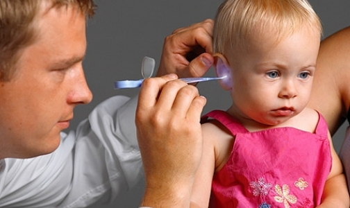 Что делать, если болит ухо у ребенка